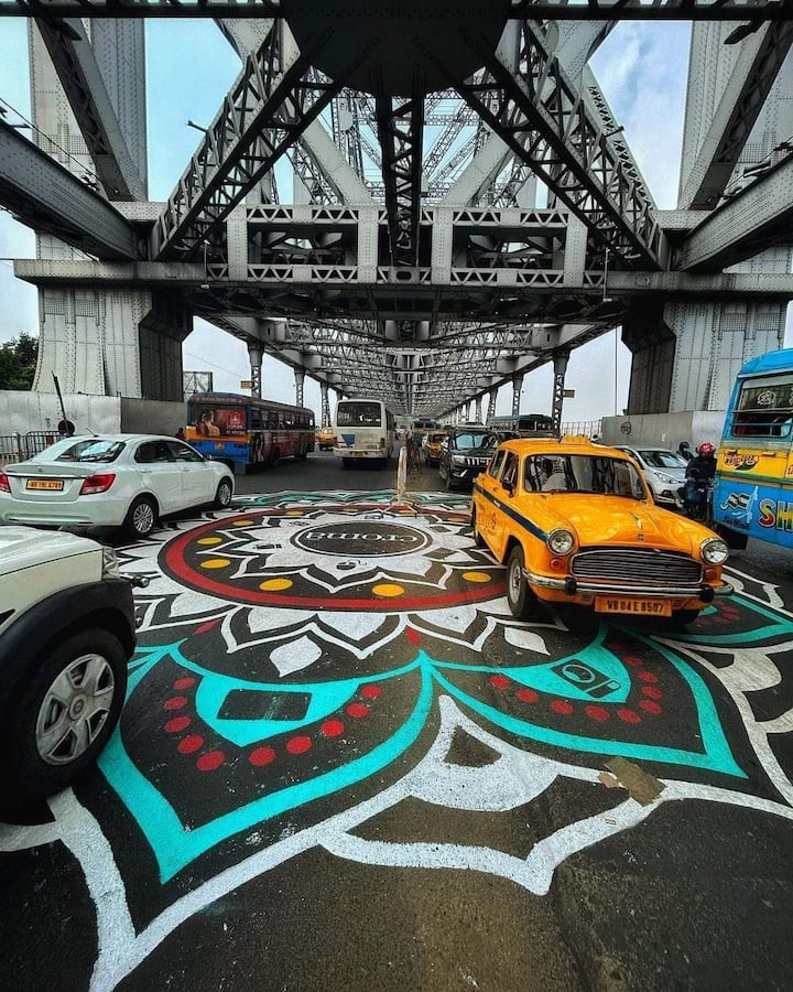 It comprised a colourful centerpiece in blue, white, yellow and red, while a beautiful border adorned the sides of the road. (Image Source: Twitter/@Appi47931128)