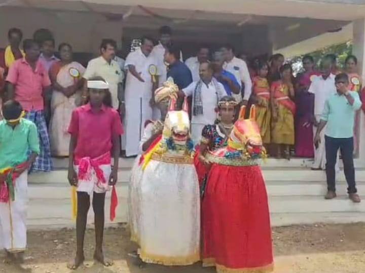 Karur District Aravakurichi K. Paramathi union level art festival students danced TNN கரூரில் களைகட்டிய கலைத் திருவிழா; ஒயிலாட்டம் ஆடிய மாணவ, மாணவிகள்