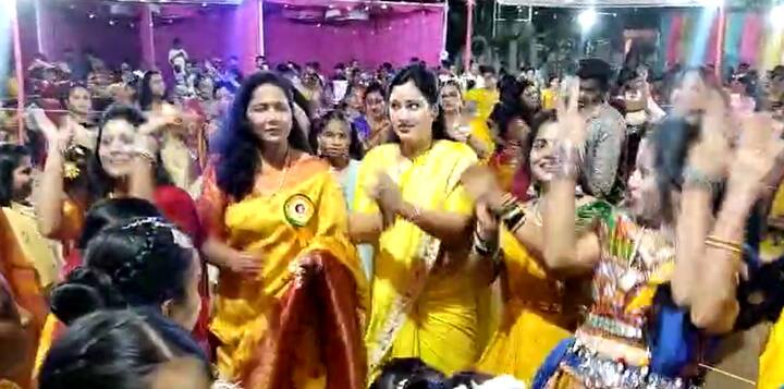 नवनीत राणा यांनी गरबा संगीताच्या तालावर ठेका धरत कार्यक्रमात जल्लोषाचे आणि उत्साहाचे रंग भरले.(File photo)