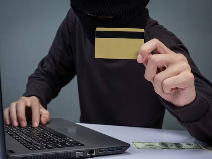 एजेंसी ने लोगों को 6 प्रमुख तरीकों के बारे में बताया है जिसके जरिए स्कैमर्स लोगों का पैसा उड़ा रहे हैं. अगर आपको भी कभी ऐसा मैसेज या कॉल आता है तो तुरंत इसकी शिकायत दर्ज करें और नंबर को रिपोर्ट भी करें.