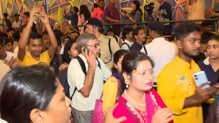 এমনিতে আবহাওয়া দফতরের পূর্বাভাস রয়েছে, যে নবমী ও দশমীতে বৃষ্টি কিছুটা হলেও পুজোর আনন্দ মাটি করতে পারে। তাই আগেভাগেই লাইন দিয়ে ঠাকুর দেখার পালা যথাসম্ভব শেষ করে রাখতে চাইছেন পুজোপ্রেমী কলকাতাবাসী।
