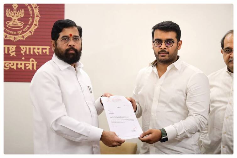 shivsena purvesh sarnaik appointed karyadhyakshya eknath shinde letter maharashtra politics news update Yuvasena : पूर्वेश सरनाईक यांची शिवसेना शिंदे गटाच्या युवा सेनेच्या कार्याध्यक्षपदी निवड, एकनाथ शिंदे यांच्या हस्ते नियुक्ती