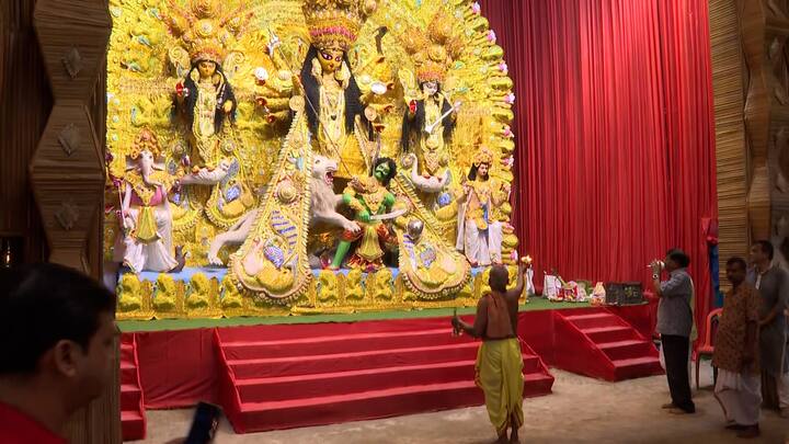 মূর্তি এখানে একচালার। মণ্ডপ জুড়ে ঝাড়বাতির আলো। চার দিক ঝমলমল করছে। আর আশপাশে দেদার মানুষের ভিড়। বছরের পর বছর ম্যাডক্স স্কোয়ার মানে এই ছবি।