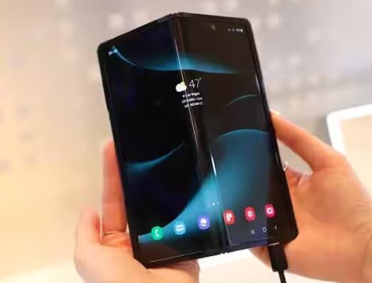 Samsung Galaxy Z Fold5 કંપનીનો 5th જનરેશનનો ફોન છે. આ એકમાત્ર ફોલ્ડેબલ ફોન છે જે ipx8 રેટિંગ ધરાવે છે. મોબાઇલ ફોનમાં Snapdragon 8 Gen 2 પ્રોસેસર છે જે ગેમિંગમાં સારું પ્રદર્શન આપે છે. આ ફોન સાથે તમને 1TB ઇન્ટરનલ સ્ટોરેજ વિકલ્પ પણ મળે છે.