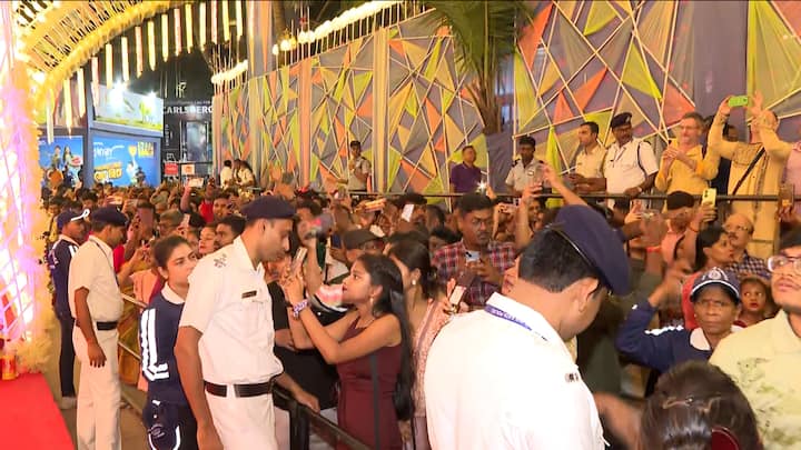 এখানকার দেবীপ্রতিমা একছাঁচের। সাবেকি প্রতিমার থেকে অনেকটাই আলাদা ত্রিধারা সম্মিলনীর দেবীমূর্তি।