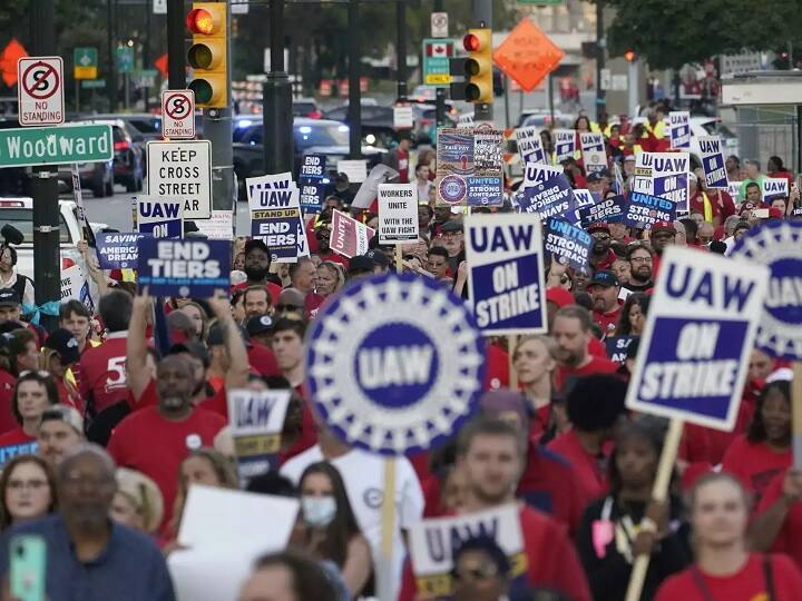US Auto Strike impact started to dent global businesses these are major effects US Auto Strike: अमेरिका की कई बड़ी कंपनियों में एक महीने से चल रही हड़ताल, अब दुनिया भर में दिखने लगा असर