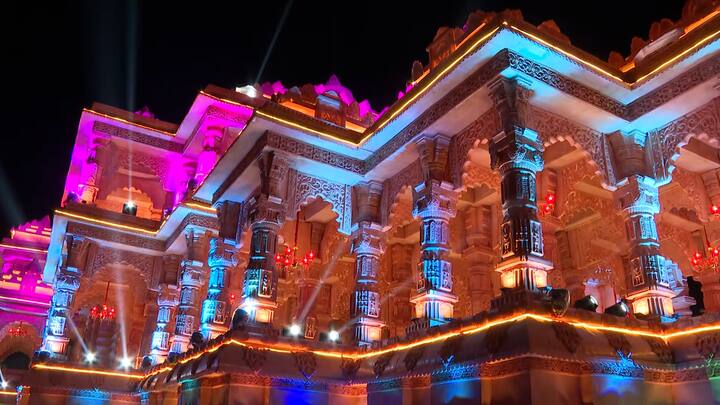 সাবেকি ধাঁচে সেজেছে এই পুজোর প্রতিমা। দেবী দুর্গা এবং তাঁর সন্তানেরা সবাই আলাদা আলাদা চালায়।