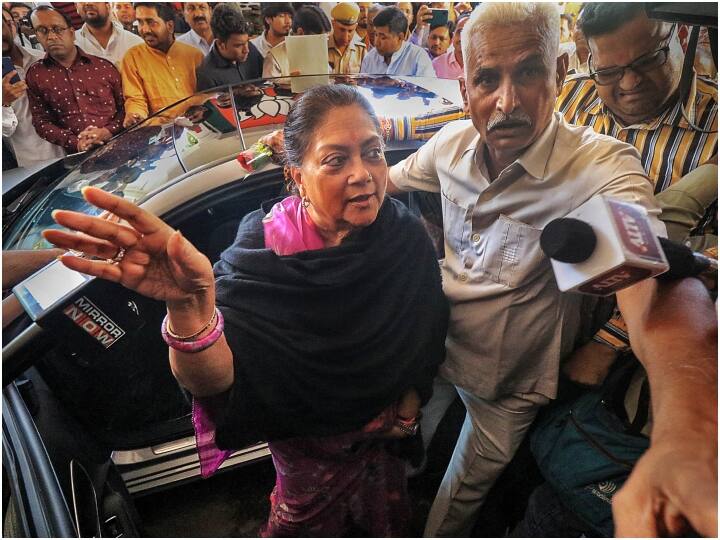 वसुंधरा राजे के राजनीतिक करियर की बात करें तो वह सबसे पहले 1985 में विधायक चुनकर विधानसभा पहुंची थीं. तब उन्होंने ढोलपुर से चुनाव लड़ा था.  इसके बाद 2003 से लेकर 2018 तक के लगातार चार चुनाव में उन्हें झालरापाटन से टिकट दिया गया.