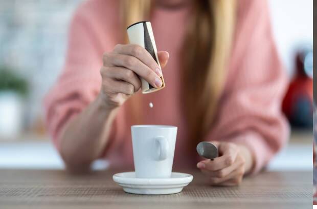 આ વસ્તુઓમાં શુગર ફ્રી મળે છે-બજારમાં આવા ઘણા સુગર ફ્રી પેક્ડ ડ્રિંક્સ, ફૂડ, જ્યુસ અને કેક વગેરે  મળે છે. લોકો ફિટનેસ અને ઓછી કેલરી લેવા માટે આ ખોરાકનો ઉપયોગ કરે છે. આરોગ્ય પ્રત્યે જાગૃત લોકો સફેદ ખાંડને બદલે સુગર ફ્રી પ્રોડક્ટ્સ તરફ આગળ વધી રહ્યા છે. જોકે હજુ પણ ભારતમાં શુગર ફ્રીનો ઉપયોગ કરતા લોકોની સંખ્યા ઘણી ઓછી છે. તેની માત્રા અને સીમારેખા ડાયાબિટીસ શુગર ફ્રીની આડઅસરમાં મહત્વનો ભાગ ભજવે છે.