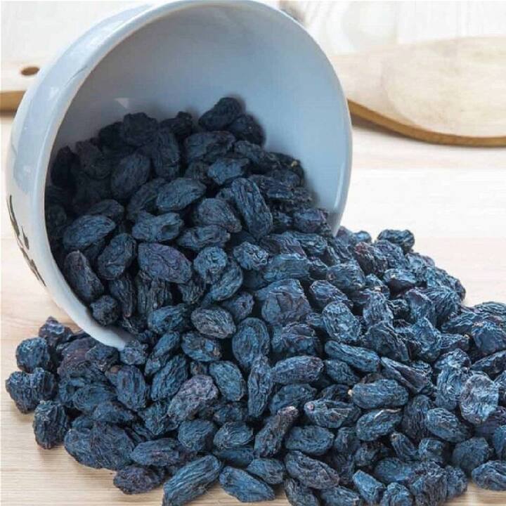 ਜੇਕਰ ਤੁਸੀਂ ਚੰਗੀ ਸਿਹਤ ਚਾਹੁੰਦੇ ਹੋ ਤਾਂ ਕਾਲੀ ਸੌਗੀ ਖਾਣਾ ਬਹੁਤ ਜ਼ਰੂਰੀ ਹੈ। ਇਸ ਵਿੱਚ ਅਜਿਹੇ ਪਦਾਰਥ ਹੁੰਦੇ ਹਨ ਜੋ ਇਮਿਊਨ ਸਿਸਟਮ ਨੂੰ ਮਜ਼ਬੂਤ ​​ਕਰਦੇ ਹਨ।