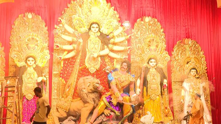 লালচে-গোলাপি আলোয় সেজেছে পুজো মন্ডপ। আরও নানা চোখধাঁধানো আলোয় সাজ এই মন্ডপের।