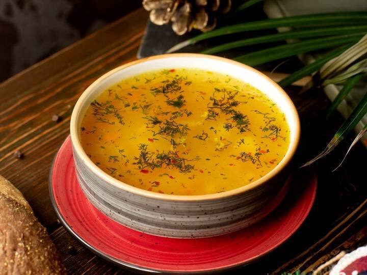 इस व्यंजन को बनाने के लिए, एक मध्यम कटोरा लें और उसमें दही, सिंघाड़े का आटा, सेंधा नमक, लाल मिर्च पाउडर और चीनी को एक साथ मिला लें। इसे तब तक अच्छी तरह फेंटें जब तक दही चिकना न हो जाए.