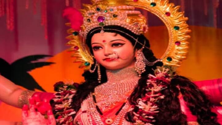 Shardiya Navratri: નવરાત્રિ દરમિયાન લેવાયેલા ઉપાયો ખૂબ જ ફાયદાકારક માનવામાં આવે છે. આ ઉપાયો કરવાથી ઘરમાં સુખ-સમૃદ્ધિ આવે છે. કેટલાક ઉપાય કરવાથી દાંપત્યજીવન સુખી રહે છે.