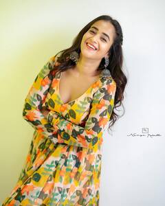 Deepthi Sunaina : ఎల్లో డ్రెస్​లో ఎల్లోరా శిల్పంలా ఫోజులిచ్చిన దీప్తి సునైనా