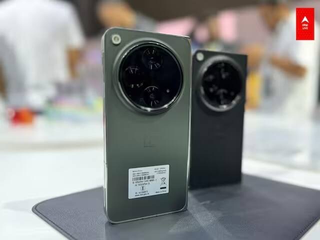 OnePlus Open की कस्टमाइज्ड OS : वनप्लस के इस फोन में एंड्रॉयड 13 बेस्ड OxygenOS 13 दी गई है. ये यूजर्स को इस स्मार्टफोन में ट्विक्ड एक्सपीरियंस देती है.