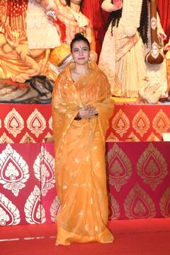 Durga Puja 2023: दुर्गा पूजा उत्सव में पहुंची काजोल ने देवी मां के सामने टेका माथा, पीली साड़ी में एक्ट्रेस के ट्रेडिशनल लुक की हो रही तारीफ