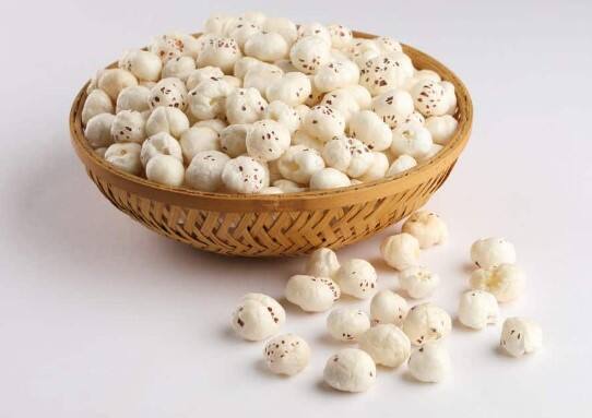 મખાનામાં પ્રોટીન, ડાયેટરી ફાઇબર, મેગ્નેશિયમ, પોટેશિયમ, ફોસ્ફરસ અને વિટામિન્સ જેવા જરૂરી પોષક તત્વો  છે. આ તમામ પોષક તત્વોનો લાભ માત્ર મખાનાને  રોજિંદા ડાયટમાં  સામેલ કરીને મેળવી શકાય છે.