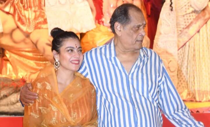 সকলের সঙ্গে হাজিমুখো পোজ দেন ক্যামেরার সামনে। কাজলের বোন শর্বাণী মুখোপাধ্যায়কেও দেখা যায় পুজোয়।