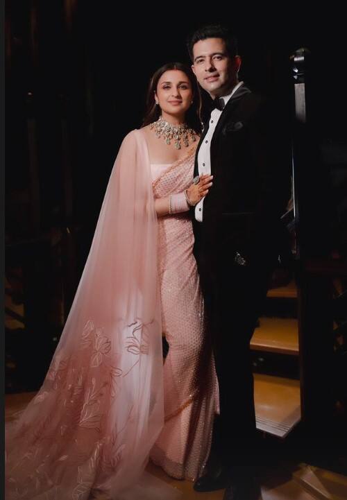 ਪਰਿਣੀਤੀ ਵਰਮਿਲੀਅਨ, ਮੈਚਿੰਗ ਚੂੜੀਆਂ ਅਤੇ ਹੈਵੀ ਨੇਕਲੈਸ ਨਾਲ ਬਹੁਤ ਵਧੀਆ ਲੱਗ ਰਹੀ ਹੈ। ਉਸ ਦੀਆਂ ਇਹ ਤਸਵੀਰਾਂ ਵੇਖ ਪ੍ਰਸ਼ੰਸਕ ਆਪਣਾ ਦਿਲ ਹਾਰ ਬੈਠੇ।