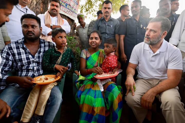 இந்நிலையில், தெலங்கானா மாநில சட்டமன்ற தேர்தல் பிரச்சாரத்திற்கு காங்கிரஸ் முன்னாள் தலைவர் ராகுல் காந்தி மூன்று நாள் சுற்றுப் பயணமாக ஹைதராபாத் வந்தார். விஜயபேரியில் பேருந்து யாத்திரை மேற்கொண்டு ஆங்காங்கே பேருந்தில் இருந்தபடியே பொதுமக்கள் முன்னிலையில் காங்கிரஸ் கட்சி வேட்பாளர்களை ஆதரித்து பிரச்சாரம் மேற்கொண்டார்.