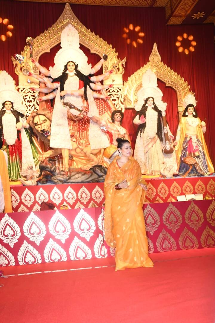 કાજોલ ટ્રેડિશનલ લુકમાં પહોંચી હતી. તેણે પીળા કલરની સાડી પહેરી હતી જેમાં તે ખૂબ જ સુંદર લાગી રહી હતી.