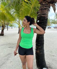 Eesha Rebba Photos : మాల్దీవ్స్ బీచ్‌లో ఈషా రెబ్బా - స్టైల్ సూపర్