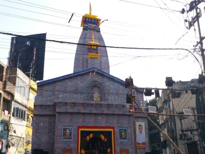 उत्तराखंड में स्थित केदारनाथ धाम पहुंचने वाले भक्तों को कठिन रास्ते का सामना करके मंदिर तक पहुंचना होता है. ऐसे में जो भक्त केदारनाथ मंदिर नहीं गए हैं, उनको इस बार पटना में ही केदारनाथ मंदिर देखने को मिलेगा. आप गोलघर चौराहा स्थित केदारनाथ मंदिर के तर्ज पर बना पूजा पंडाल को देखेंगे तो चकित हो जाएंगे.