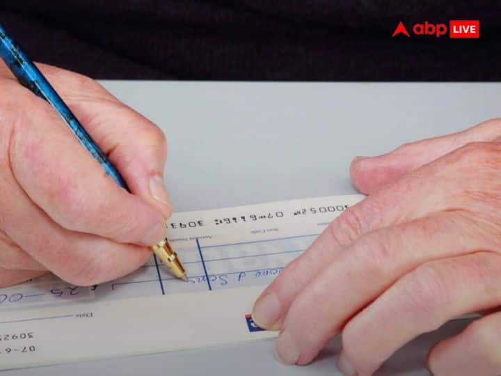 चेक पर only या मात्र लिखने के पीछे की वजह है आपके पैसे को सुरक्षित रखना. दरअसल, जब आप चेक पर पैसे भर के उसके अंत में मात्र या फिर Only लिख देते हैं तो कोई भी व्यक्ति उसमें और अमाउंट नहीं बढ़ा सकता है.