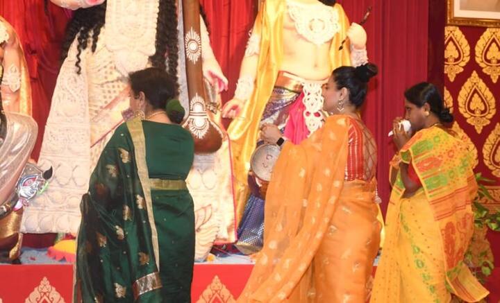 স্বামী অজয় দেবগণ, ছেলে যুগও পুজোয় সঙ্গ দেন কাজলকে। খাবার পরিবেশনও করতে দেখা যায় তাঁদের।