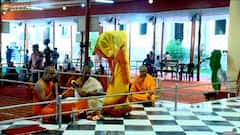 Belur Math : নবপত্রিকা স্নান থেকে ষোড়শ উপাচারে পুজো, বেলুড়ের সপ্তমী পুজো দেখুন ছবিতে