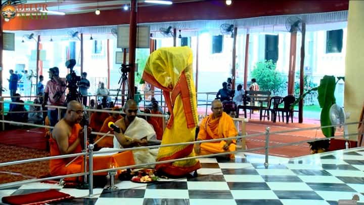 চিরাচরিত রীতি এবং ঐতিহ্য মেনে মহাসপ্তমীর মহাপুজো অনুষ্ঠিত হল বেলুড় মঠে৷ গতকাল হয়ে গিয়েছে কল্পারম্ভ ও বোধন। আজ মায়ের প্রাণ প্রতিষ্ঠা হল।