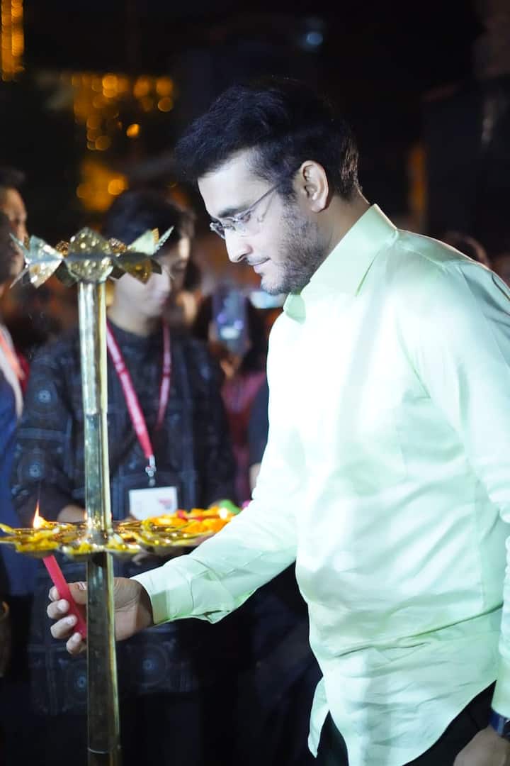 He also lit the lamp of the Durga Puja Pandal. (Image Source: Facebook user)