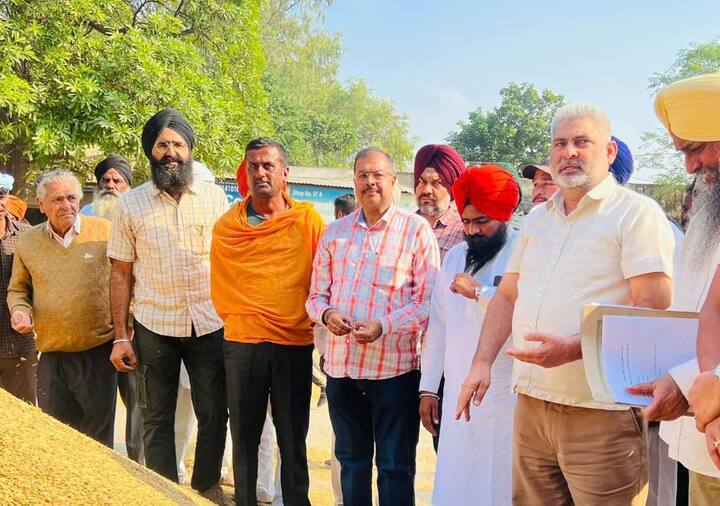 ਉਨ੍ਹਾਂ ਕਿਹਾ ਕਿ ਨਿਰਵਿਘਨ ਖਰੀਦ ਪ੍ਰਕਿਰਿਆ ਨੂੰ ਯਕੀਨੀ ਬਣਾਉਣਾ ਸੂਬਾ ਸਰਕਾਰ ਦੀ ਮੁੱਖ ਤਰਜੀਹ ਹੈ ਅਤੇ ਝੋਨੇ ਦੀ ਕੁੱਲ ਆਮਦ 35 ਲੱਖ ਮੀਟਰਕ ਟਨ ਵਿੱਚੋਂ ਲਗਭਗ 33 ਲੱਖ ਮੀਟਿਰਕ ਟਨ ਦੀ ਖਰੀਦ ਅਤੇ 12 ਲੱਖ ਮੀਟਰਕ ਟਨ ਝੋਨੇ ਦੀ ਲਿਫਟਿੰਗ ਹੋ ਚੁੱਕੀ ਹੈ।