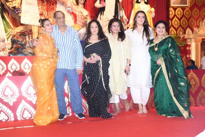 દુર્ગા પંડાલમાં અભિનેત્રીએ માતાની મૂર્તિની સામે તેના ફોટા પણ ક્લિક કર્યા હતા. જે હવે સોશિયલ મીડિયા પર વાયરલ થઈ રહ્યા છે.