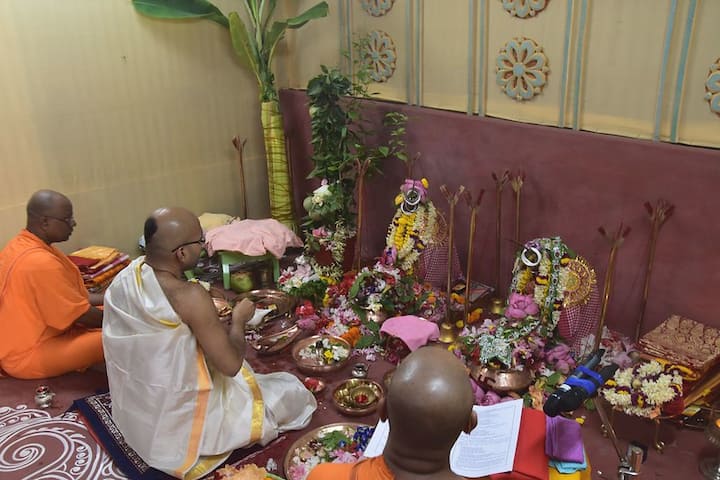 কল্পারম্ভ হয়ে গিয়েছে ষষ্ঠীর দিন। ষষ্ঠীতেও  সকাল সাড়ে ৬ টায় কল্পারম্ভ প্রক্রিয়া হয়।