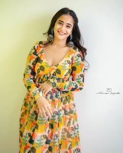 Deepthi Sunaina : ఎల్లో డ్రెస్​లో ఎల్లోరా శిల్పంలా ఫోజులిచ్చిన దీప్తి సునైనా