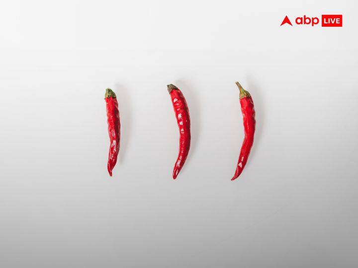 तीखापन भोजन में कैप्साइसिन की उपस्थिति के कारण होने वाली जलन है. जब हम मिर्च मसाले वाला खाना खाते हैं, तो कैप्साइसिन हमारे मुंह में टीआरपीवी1 रिसेप्टर्स को उत्तेजित कर एक प्रतिक्रिया को बढ़ाता है. टीआरपीवी1 रिसेप्टर्स का उद्देश्य थर्मोरेस्पिरेशन यानी गर्मी का पता लगाना होता है.