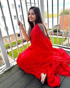 Pujita Ponnada: రెడ్ శారీలో పూజిత- ఫారిన్ లో అందాల కనువిందు