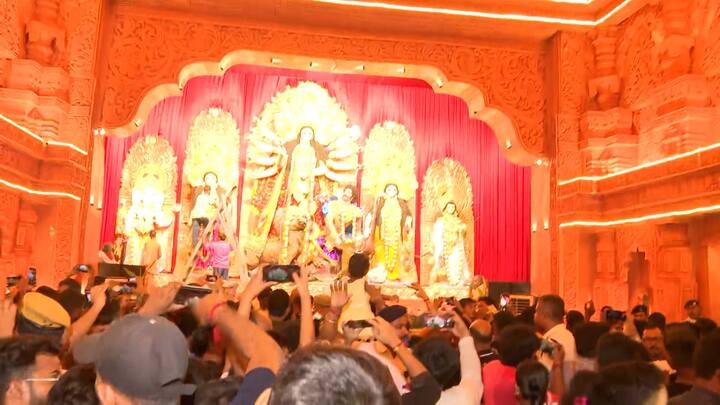 মন্দিরে রয়েছে হনুমানের বিশাল একটি প্রতিকৃতি। নজর কেড়েছে সেটিও।