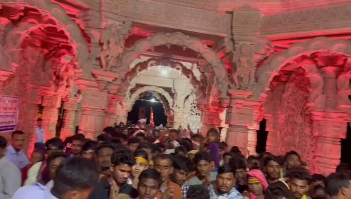 જે લોકોના શત્રુઓ તેમના કામમાં અડચણો ઉભી કરી રહ્યા છે અથવા જેઓ કોર્ટના કેસમાં મુશ્કેલીનો સામનો કરી રહ્યા છે તેમણે કાલરાત્રિની પૂજા અવશ્ય કરવી જોઈએ.