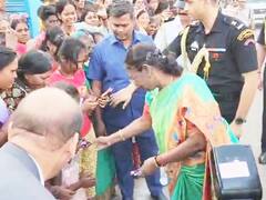 गया की सड़कों पर वाहन से अचानक उतरीं राष्ट्रपति द्रौपदी मुर्मू, बच्चों को बांटीं चॉकलेट