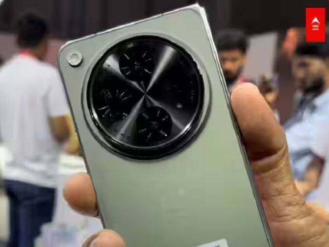 OnePlus Open ਦਾ ਕੈਮਰਾ: OnePlus ਦੇ ਇਸ ਫੋਨ ਦੇ ਰੀਅਰ ਪੈਨਲ 'ਚ ਟ੍ਰਿਪਲ ਕੈਮਰਾ ਸੈੱਟਅਪ ਦਿੱਤਾ ਗਿਆ ਹੈ, ਜਿਸ 'ਚ 48MP Sony LYT-T 808 ਮੇਨ ਸੈਂਸਰ, 48MP ਅਲਟਰਾ ਵਾਈਡ ਸੈਂਸਰ ਅਤੇ 64MP ਟੈਲੀਫੋਟੋ ਸੈਂਸਰ ਹੈ। ਇਸ ਫੋਨ ਦੇ ਅੰਦਰ 20MP ਸੈਲਫੀ ਕੈਮਰਾ ਅਤੇ ਬਾਹਰ 32MP ਸੈਲਫੀ ਕੈਮਰਾ ਹੈ।