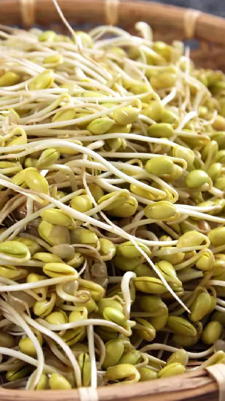 ਜਿਨ੍ਹਾਂ ਲੋਕਾਂ ਨੂੰ ਗਾਂ ਦੇ ਦੁੱਧ ਤੋਂ ਐਲਰਜੀ ਹੁੰਦੀ ਹੈ ਉਹ ਸੋਇਆ ਉਤਪਾਦਾਂ ਦੇ ਪ੍ਰਤੀ ਵੀ ਸੰਵੇਦਨਸ਼ੀਲ ਹੋ ਸਕਦੇ ਹਨ। ਇਸ ਲਈ ਸੋਇਆ ਉਤਪਾਦਾਂ ਦੀ ਵਰਤੋਂ ਸਾਵਧਾਨੀ ਨਾਲ ਕਰੋ।