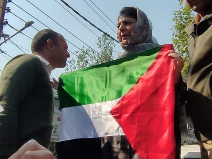 Israel Palestine Conflict PDP Chief Mehbooba Mufti led Protest in Support of Palestine Holding Palestinian Flag Mehbooba Mufti: फलस्तीन का झंडा लेकर महबूबा मुफ्ती ने किया प्रदर्शन, बोलीं- 'हमारे फलस्तीनी भाइयों का कत्लेआम जारी है, जबकि...'