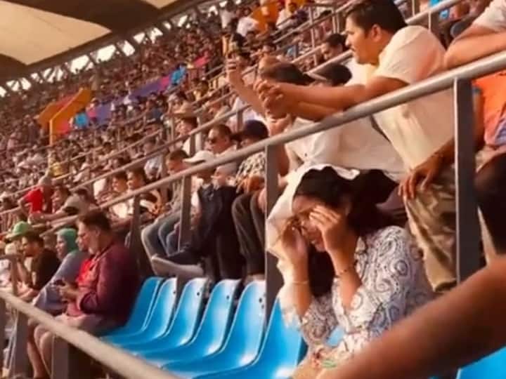 Sachin Tendukar Chants At Wankhede Stadium ENG vs SA World Cup 2023 Sports News Watch: रिटायरमेंट के 10 साल बाद भी कम नहीं हुआ सचिन तेंदुलकर का क्रेज, यह मज़ेदार वीडियो है सबूत