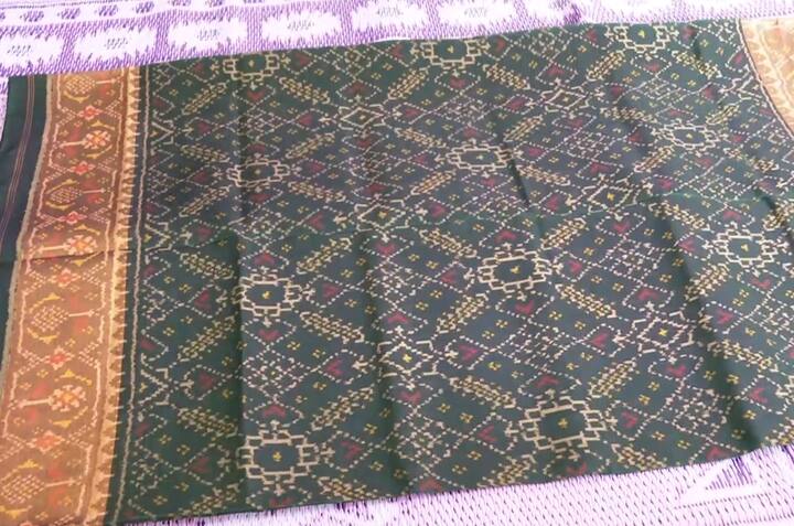 રાજકોટ જિલ્લાની સિંગલ ઈકત વણાટ કળા વર્ષો જૂની હાથશાળની કળા છે. આ વણાટકળામાં મશીનનો જરા પણ ઉપયોગ કરવામાં આવતો નથી.