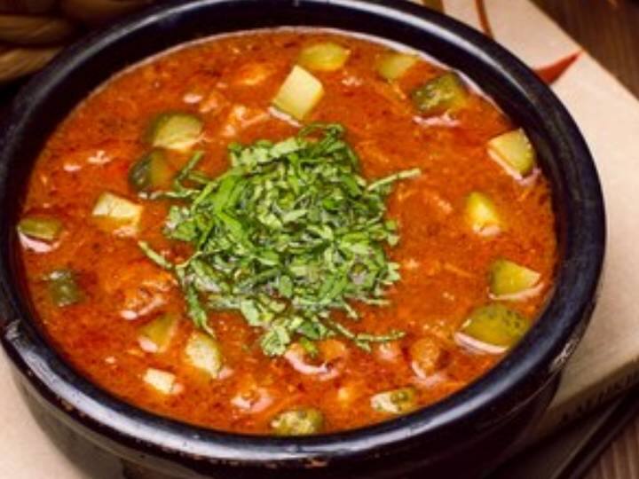 तड़के में सूखी लाल मिर्च और करी पत्ता डालकर 30-40 सेकेंड तक भून लें.