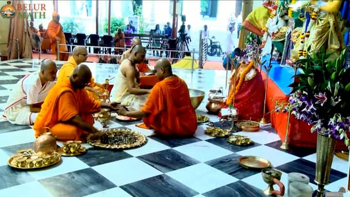 দেবতার অধিবাসের জন্য জীবন্ত মাধ্যম প্রয়োজন। একটি জীবন্ত মাধ্যমেই দেবী প্রকাশিত হন।   ষষ্ঠীতে যেমন বেল গাছের একটি শাখায় দেবত্বের আহ্বান জানানো হয়। সপ্তম দিনে দেবীকে নবপত্রিকা নামে পরিচিত নয়টি উদ্ভিদের মধ্যে আবাহন করা হয়  ।
