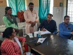 उन्नाव के शुक्लागंज में आवारा कुत्तों का आतंक, अस्पताल में लगी मरीजों की लाइन