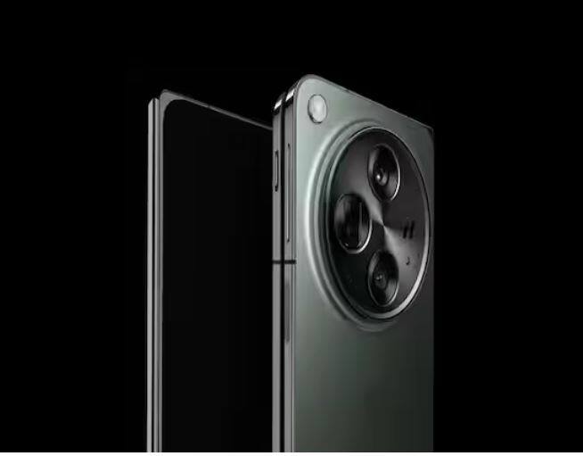 OnePlus Open Premium Design: OnePlus ਨੇ ਆਪਣੇ ਪਹਿਲੇ ਫੋਲਡੇਬਲ ਫੋਨ ਵਿੱਚ ਮੈਟਲ ਪ੍ਰੈਸ ਅਤੇ ਗਲਾਸ ਬੈਕ ਪੈਨਲ ਦਿੱਤਾ ਹੈ। ਨਾਲ ਹੀ, ਇਸ ਫੋਨ ਦੇ ਪਿਛਲੇ ਪਾਸੇ ਇੱਕ ਸਲਾਈਡਰ ਹੈ।